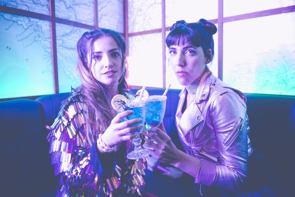 Adriana Garcia y Laura Antona chocan sus copas de cóctel en el videoclip de Like a mermaid